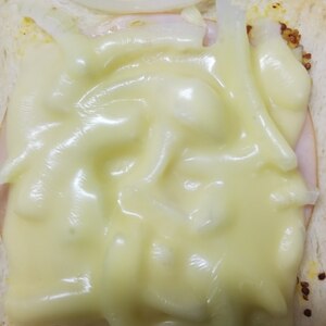 ハムと玉ねぎ(兵庫県産)のチーズトースト
